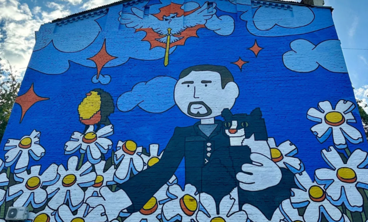 В ромашковом поле с котом на руках: в Киеве появился мурал, посвященный Кириллу Буданову