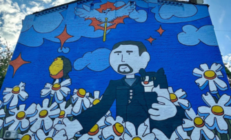 Мурал із Будановим у Києві на Подолі/Фото: Instagram sestry_feldman У ромашковому полі з котом на руках: у Києві з'явився мурал, присвячений Кирилу Буданову