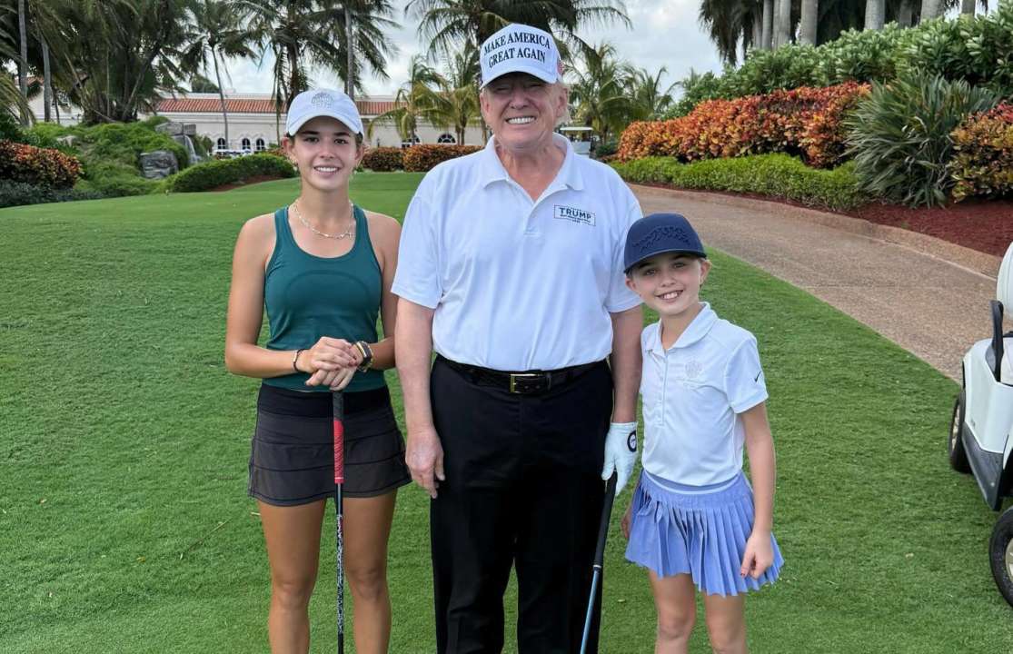 Дональд Трамп з онуками / Фото: instagram.com/kaitrumpgolfer Онука Трампа показала родинний вікенд із президентом США