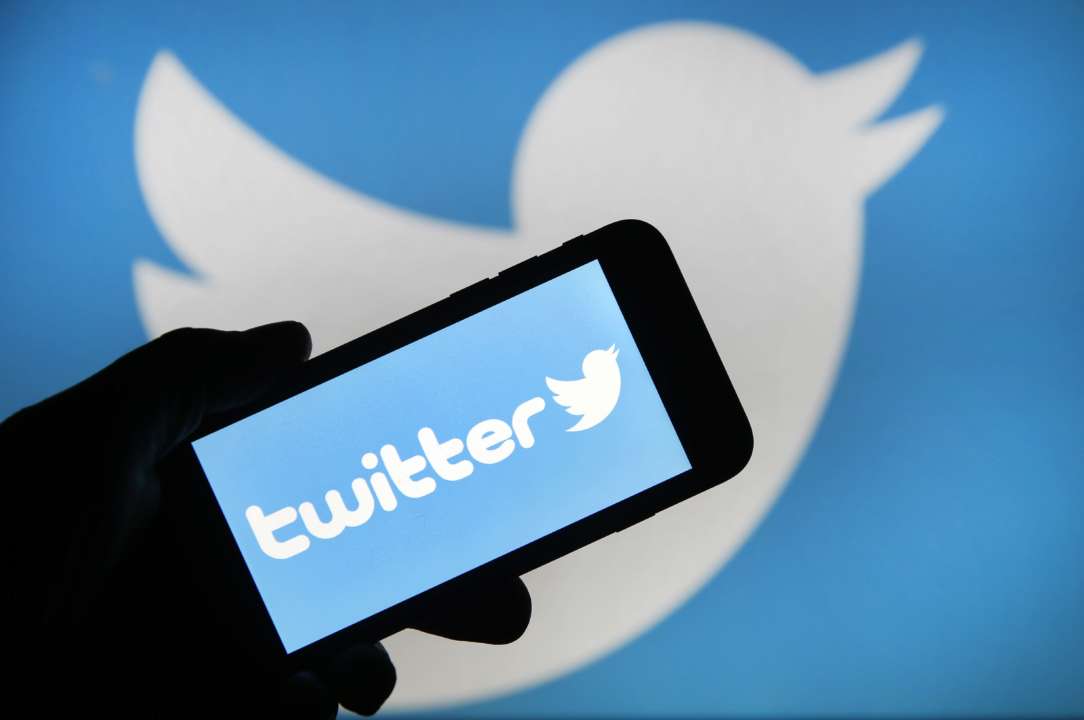 Странный флешмоб: пользователи Twitter делятся снимками умерших родственников с Google Street View
