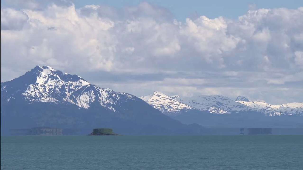 Скриншот из видео: Glacier Bay National Park and Preserve (Facebook) Острів на Алясці наче літає у повітрі: оптична ілюзія, яка вразить кожного