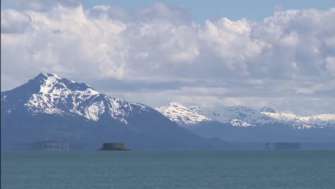 Скриншот из видео: Glacier Bay National Park and Preserve (Facebook) Острів на Алясці наче літає у повітрі: оптична ілюзія, яка вразить кожного