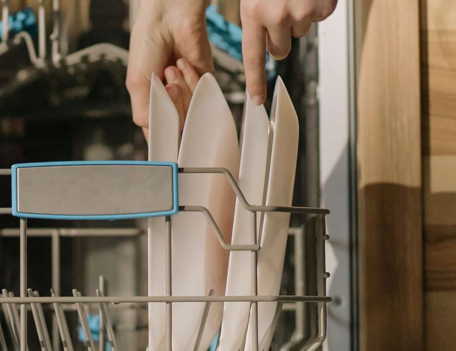 Приведет к поломке: что нельзя мыть в посудомойке