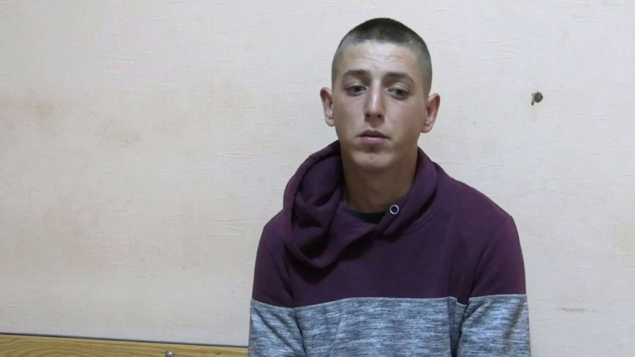 В Мариуполе оккупанты арестовали подростков, которые пели гимн Украины/Фото: видеоскрин Пели на улице гимн Украины: в Мариуполе оккупанты арестовали подростков