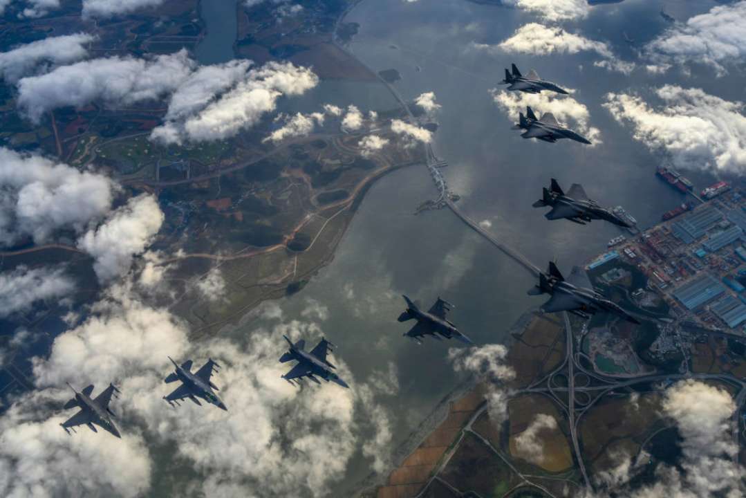 71 одиниця китайської авіації увійшла у зону дії ППО Тайваню/Фото: Getty Images Винищувачі у повітрі