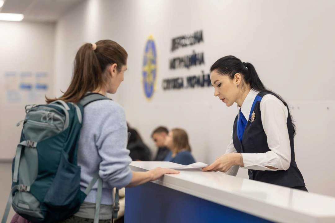 З 18 травня для чоловіків призовного віку відновлять консульські послуги/Фото: Ігор Клименко