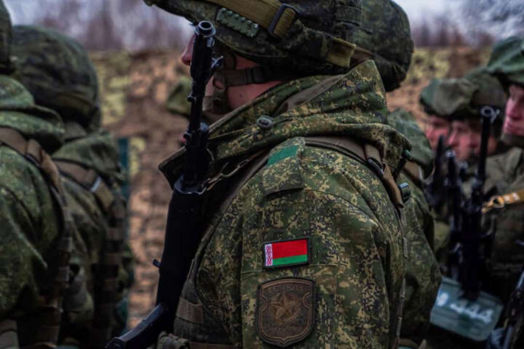 Беларусь направляет дополнительные войска и самолеты к границе с Украиной Беларусь направляет дополнительные войска и самолеты к границе с Украиной