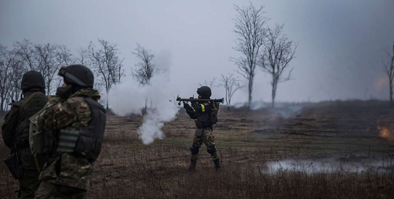Обстріли на Донбасі: один український військовий поранений