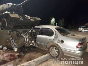 od.npu.gov.ua В Одеській області чоловік врізався в постамент танка і загинув. Фото