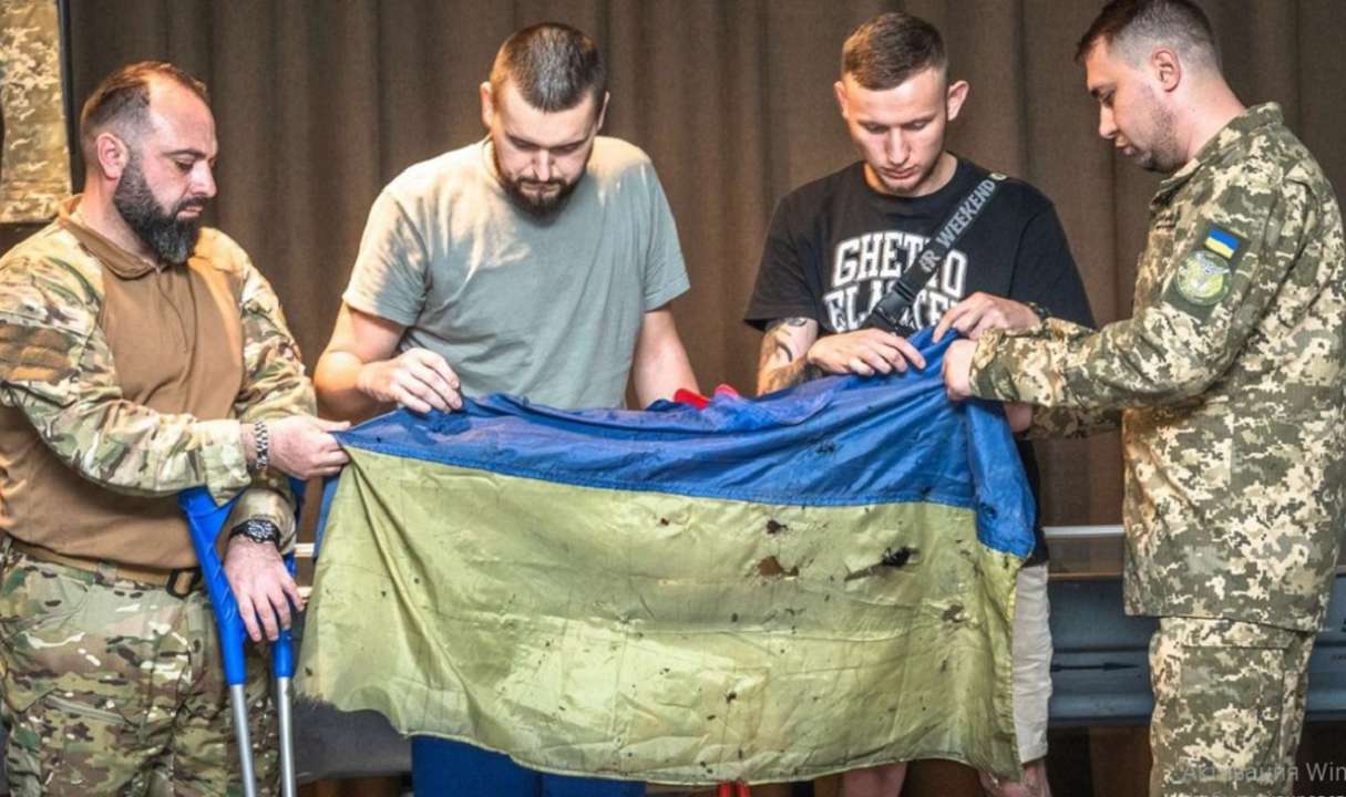 В музей передали флаг, спасенный с "Азовстали"