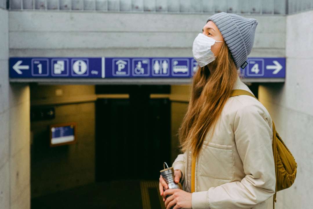 Штам "Омікрон" знайдено у 20 областях України/Фото: Pexels Жінка у медичній масці