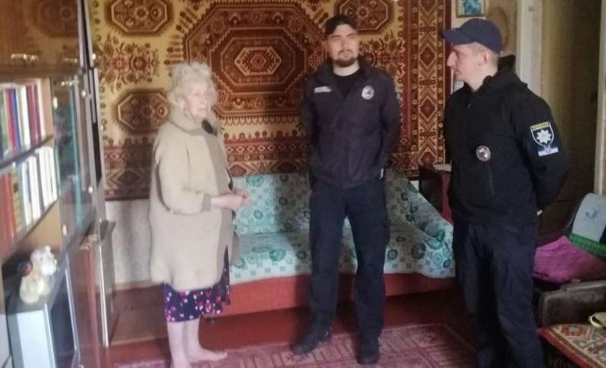 Пенсіонерка, яка залишилася без їжі, просила допомоги за допомогою записки/Фото: Національна поліція