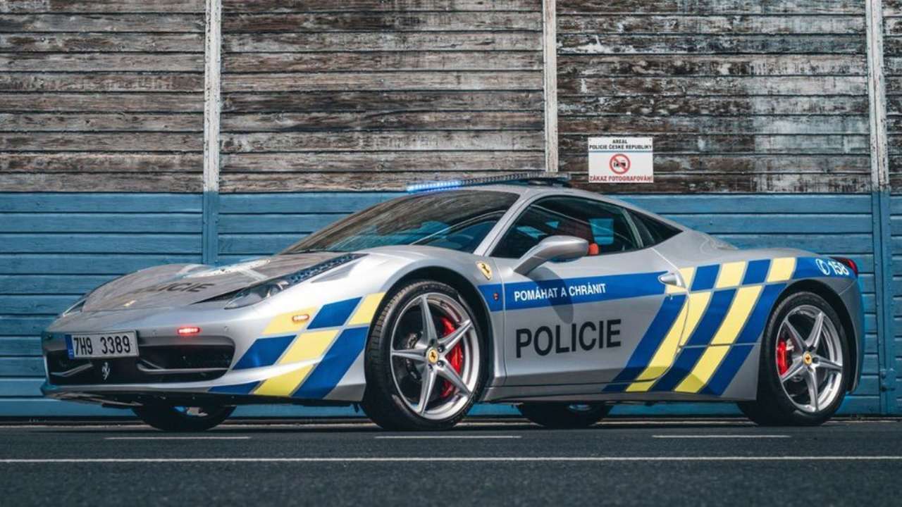 Чешские полицейские переоборудовали конфискованную Ferrari для служебных нужд
