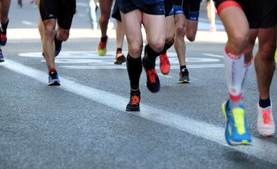 Шотландська спортсменка скористалася автомобілем під час забігу й все одно фінішувала третьою/Фото: Miguel A Amutio/Unsplash Люди біжать марафон