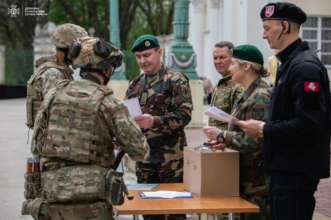 Военные отрабатывали навыки штурма и зачистки зданий, опорных пунктов и позиций врага Военные отрабатывали навыки штурма и зачистки зданий, опорных пунктов и позиций врага