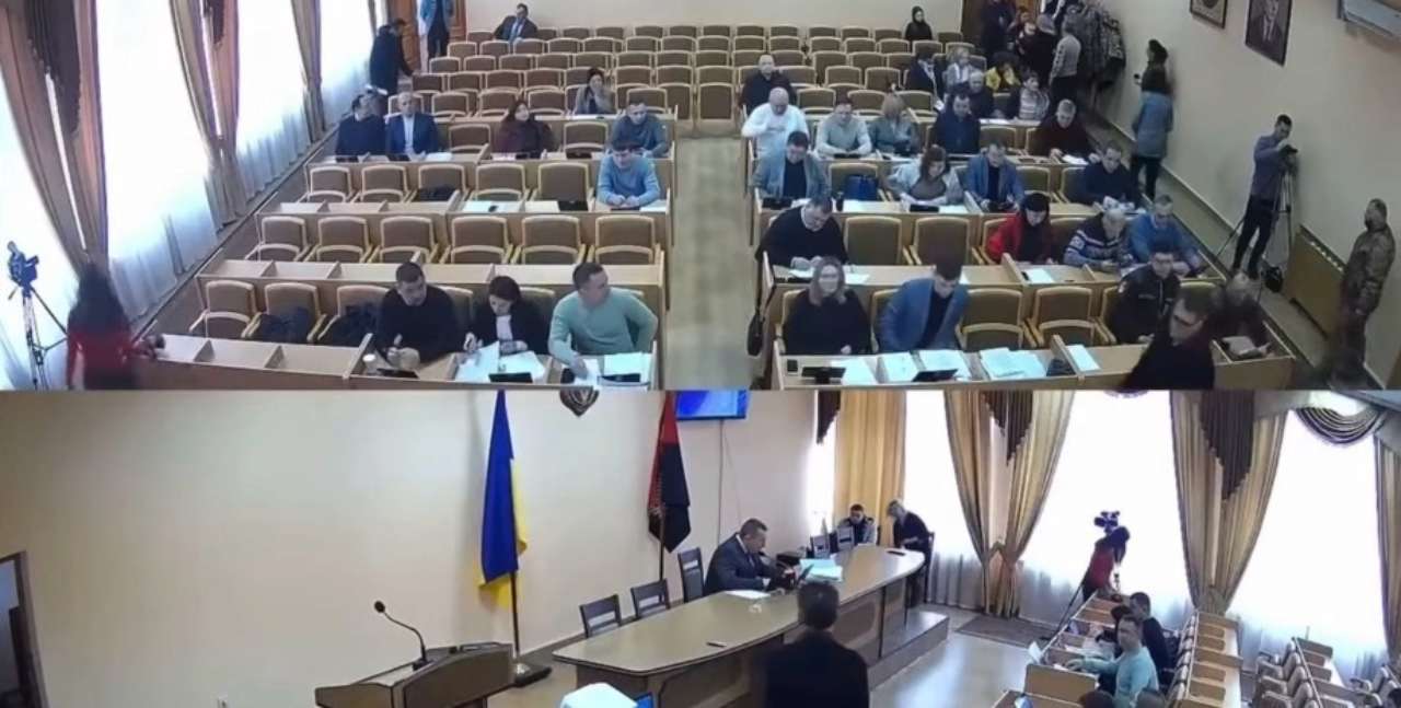 Депутатам во Львовской области вручили повестки/Фото: кадр из видео