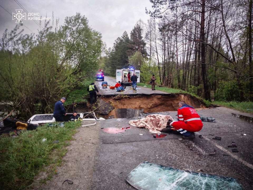 В Киевской области микроавтобус провалился в пропасть/Фото: ГСЧС