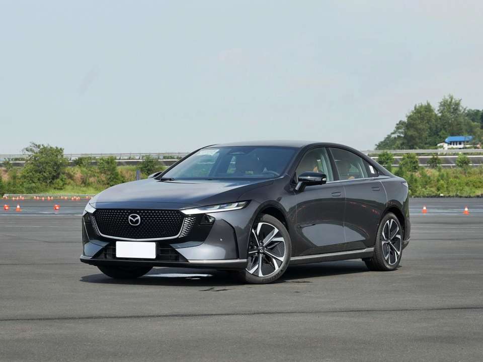 Ви її захочете, але не отримаєте (покищо): Mazda представила електричний седан EZ-6