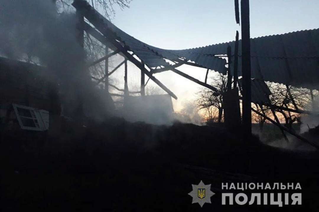На Тернопільщині чоловік намагався спалити матір і сестру через старі образи