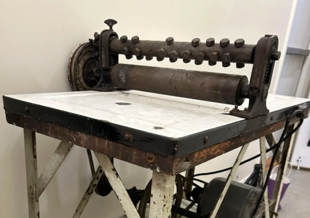 У США історики були спантеличені дивною знахідкою на складі/Фото: Dorchester County Historical Society Історики спантеличені призначенням дивного столітнього винаходу, який випадково знайшли на складі