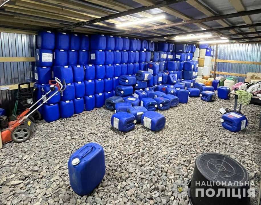 Семеро "бизнесменов" сливали топливо из поездов и перепродавали его в Винницкой области/Фото: Нацполиция Семеро «бизнесменов» сливали топливо из поездов и перепродавали его в Винницкой области/Фото: Нацполиция