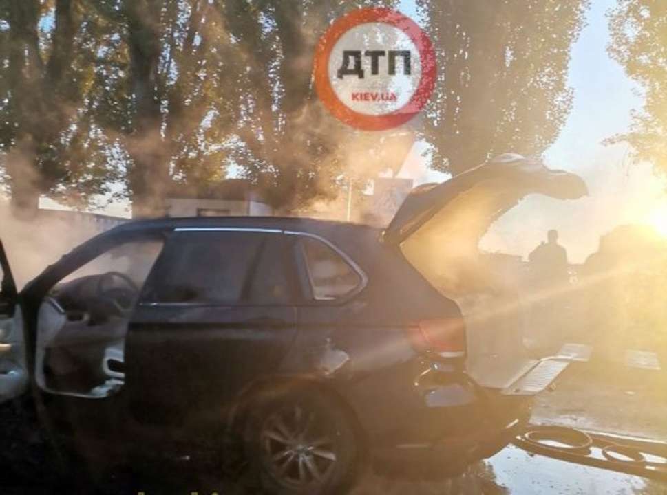 dtp.kiev.ua Возле Аэропорта "Борисполь" сгорел BMW X 5. Фото