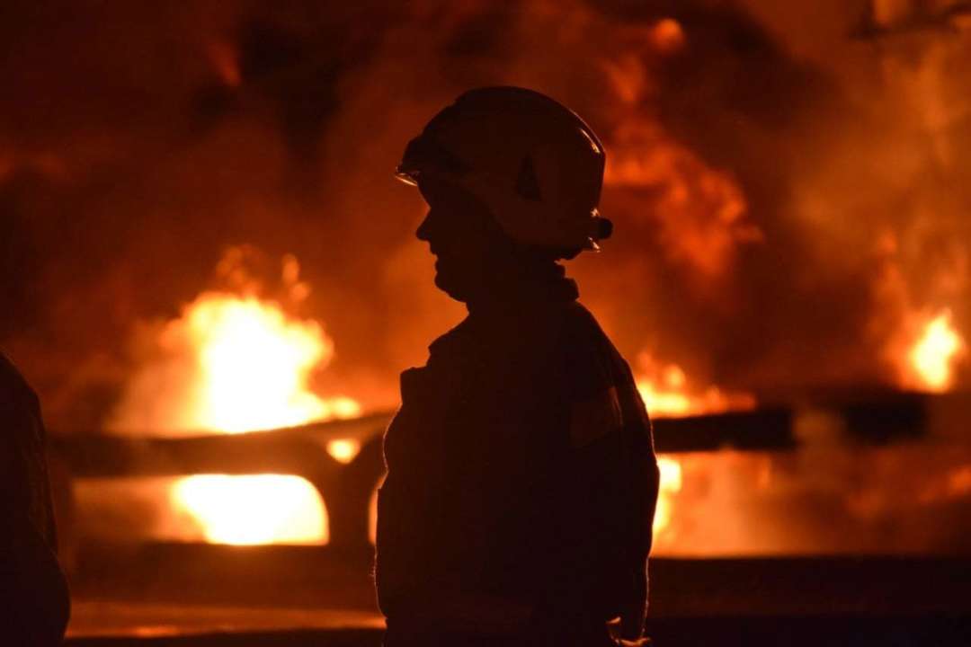Оккупанты попали в нефтебазу и завод в Днепропетровской области/Фото: ГСЧС Украины Оккупанты обстреляли нефтебазу и завод в Днепропетровской области