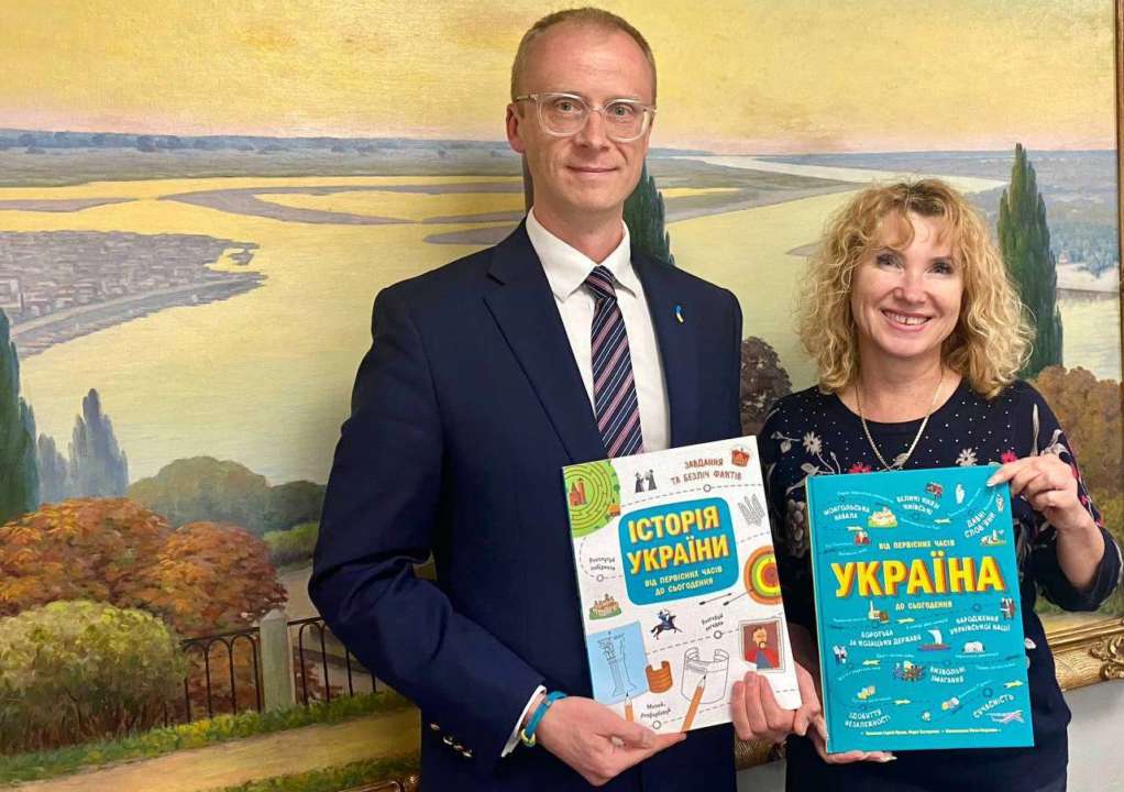 300 книг украинским школам / Фото: t.me/Ukraine_MFA Украинское консульство в Торонто дарит 300 книг украинским школам