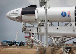 NASA в третий раз отложило запуск Crew Dragon к МКС / фото: Joe Raedle / Getty Images NASA в третий раз откладывает запуск корабля SpaceX к МКС: в чем причина