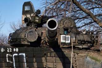 КрАЗ изготовил первую партию тягачей для перевозки танков/Фото: Pierre Crom/Getty Images КрАЗ изготовил для Минобороны первую партию седельных тягачей для перевозки танков. Видео