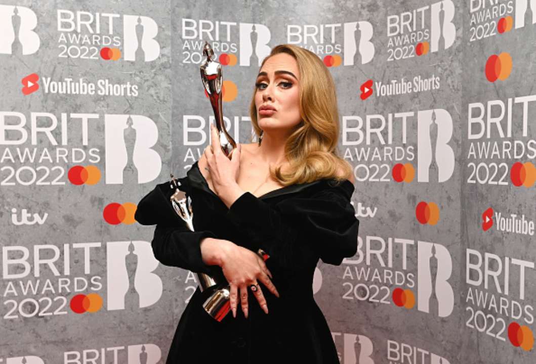Адель победила сразу в трех номинациях/Фото: Kate Green/Getty Images Премия Brit Awards 2022: кто получил звание лучшего артиста года