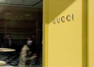 В Харькове дворники носят одежду от Gucci/Фото: Christopher Jue/Getty Images Коммунальщики "на стиле": в Харькове дворники носят одежду от Gucci, которую передали из Италии