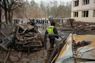 Прирост количества готовых к территориальным уступкам был преимущественно за счет респондентов из южных и восточных областей, но прирост в период между октябрем и декабрем - за счет западных и центральных регионов Прирост количества готовых к территориальным уступкам был преимущественно за счет респондентов из южных и восточных областей, но прирост в период между октябрем и декабрем - за счет западных и центральных регионов