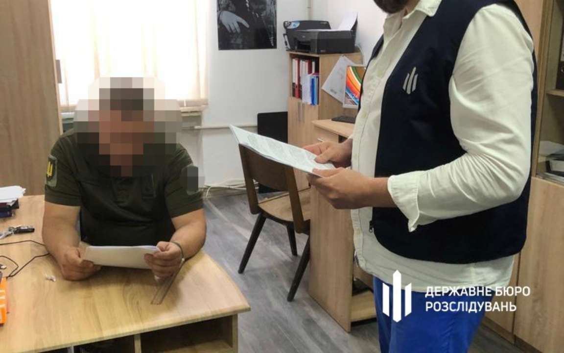 Фото з ТГ-каналу Державне бюро розслідувань Змушував солдатів будувати маєток: ексвоєнкома із Закарпаття будуть судити