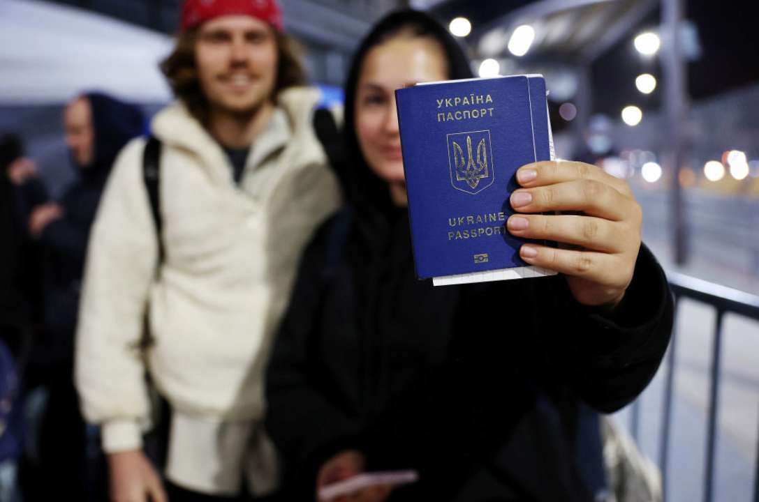 Эксперт объяснил, зачем запретили выдавать украинские паспорта мужчинам за границей/Фото: Mario Tama/Getty Images Женщина держит в руках паспорт Украины