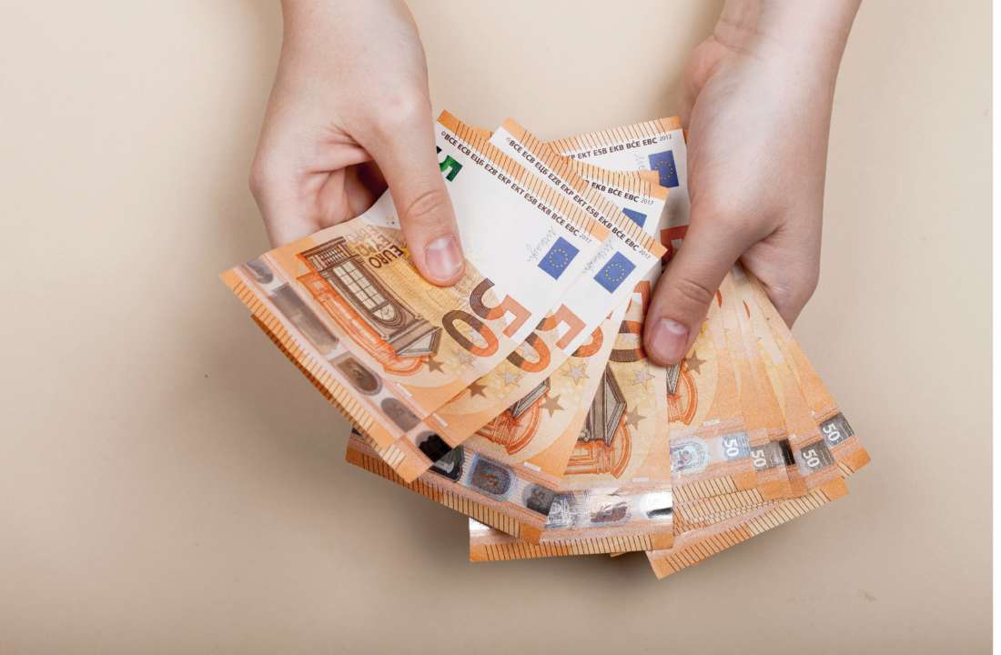 Курс евро и доллара 27 июля 2024 г. в Украине. Фото: Freepik сколько стоит сегодня евро