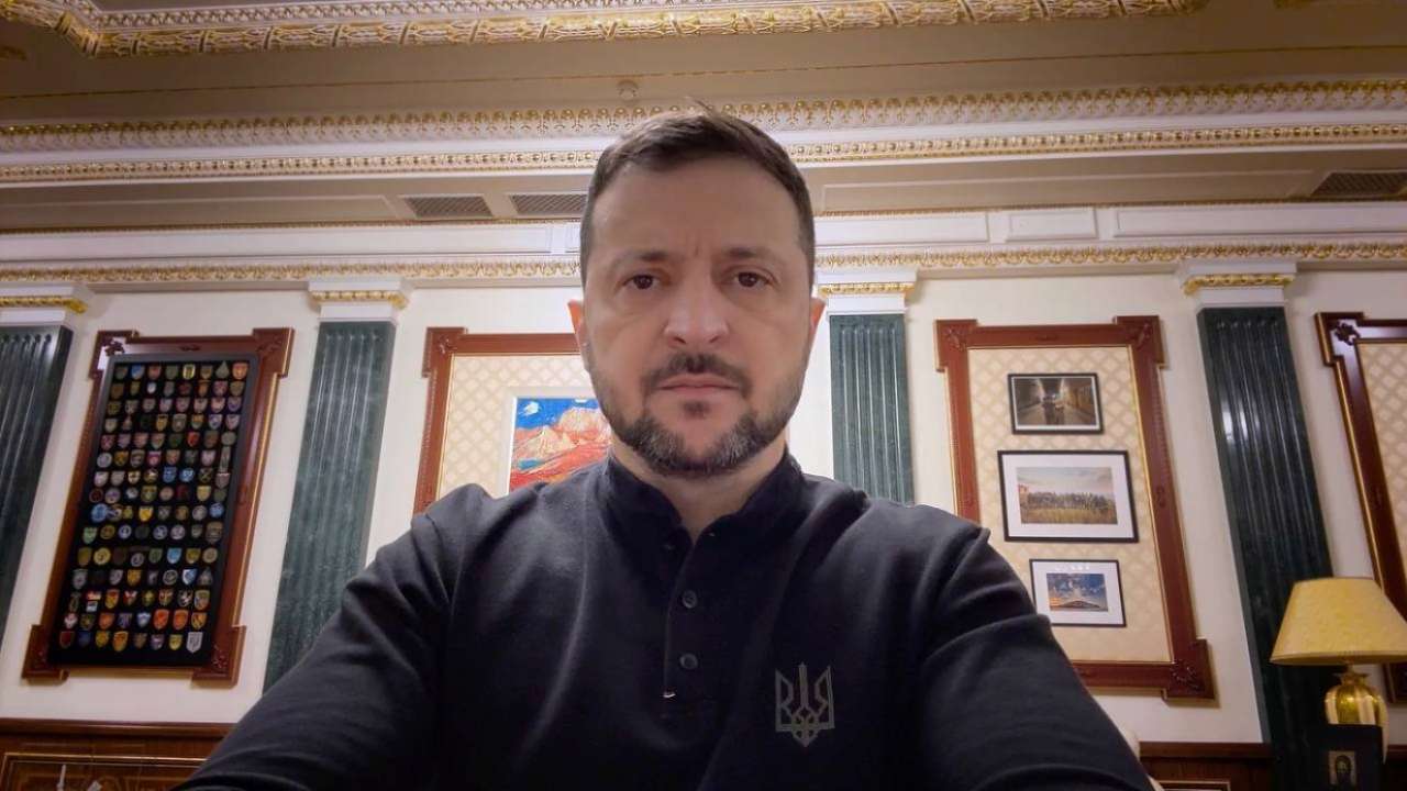 Зеленский раскритиковал Раду и посольства за отказ работы в последние дни из-за угрозы обстрелов