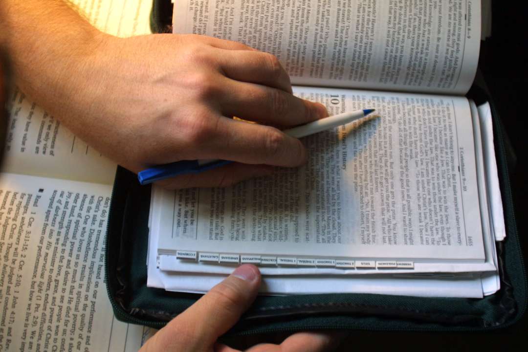 Израильская компания продает стихи из Библии как криптовалюту