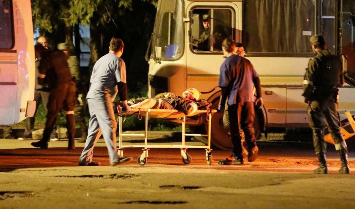 Началось спасение тяжелораненых бойцов из "Азовстали"/Фото: Reuters/Alexander Ermochenko Из "Азовстали" эвакуировали 53 тяжелораненых бойцов: более 200 человек ждут обмена – Маляр