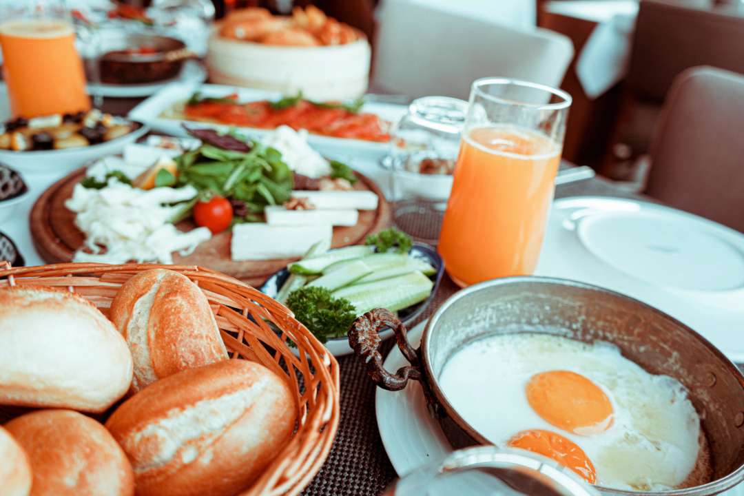 Увеличивают риск сердечных заболеваний: какие продукты нельзя есть при гипертонии