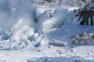 Ніагарський водоспад частково замерз/Фото: Aaron Vincent Elkaim/Getty Images Лише п'ять випадків за всю історію: Ніагарський водоспад частково покрився льодом. Фото