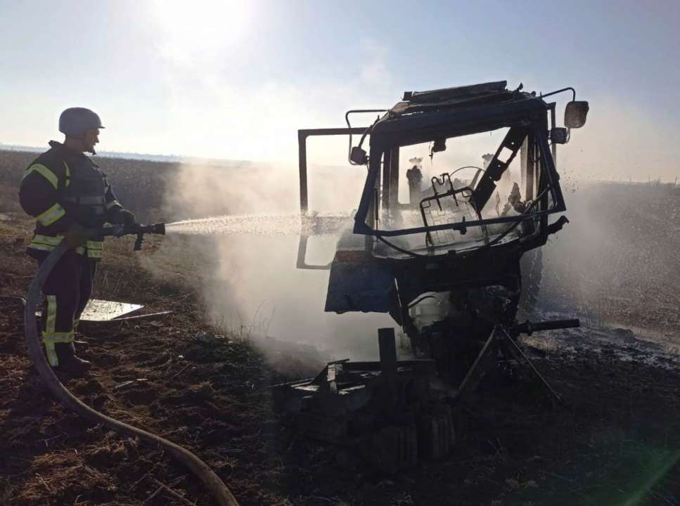 У Херсонській області двоє чоловіків наїхали трактором на міну/Фото: ДСНС України На Херсонщині трактор підірвався на міні: двоє людей травмовано
