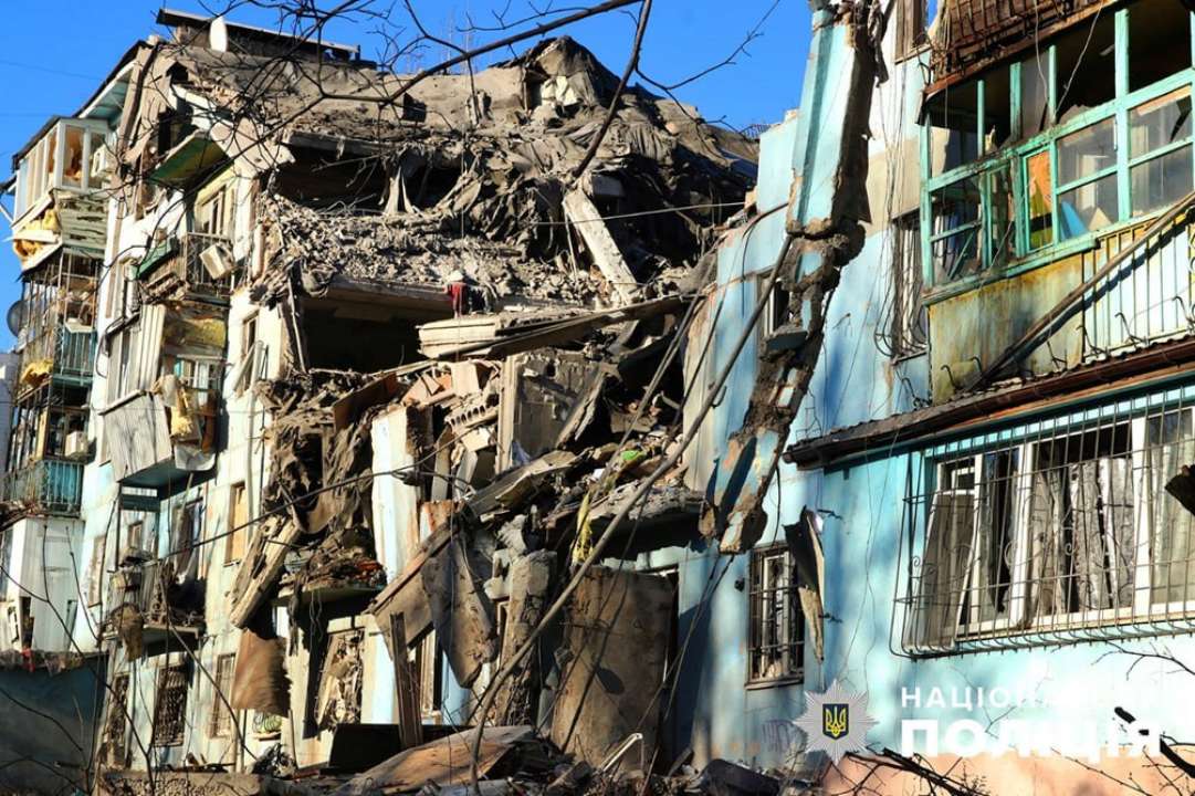 Мішенню окупантів укотре став п’ятиповерховий будинок у центрі міста