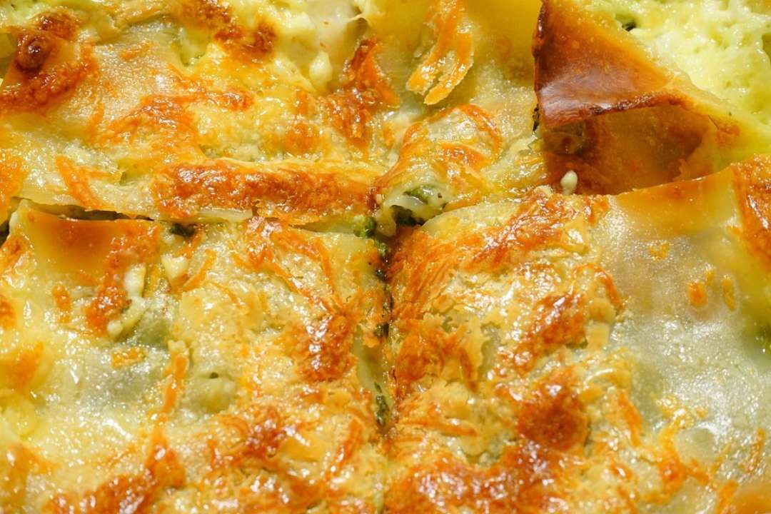 Рецепт запеканки с хлебом, сосисками и шпинатом / Фото: Pixabay Сытное начало дня: рецепт запеканки из хлеба, сосисок и шпината