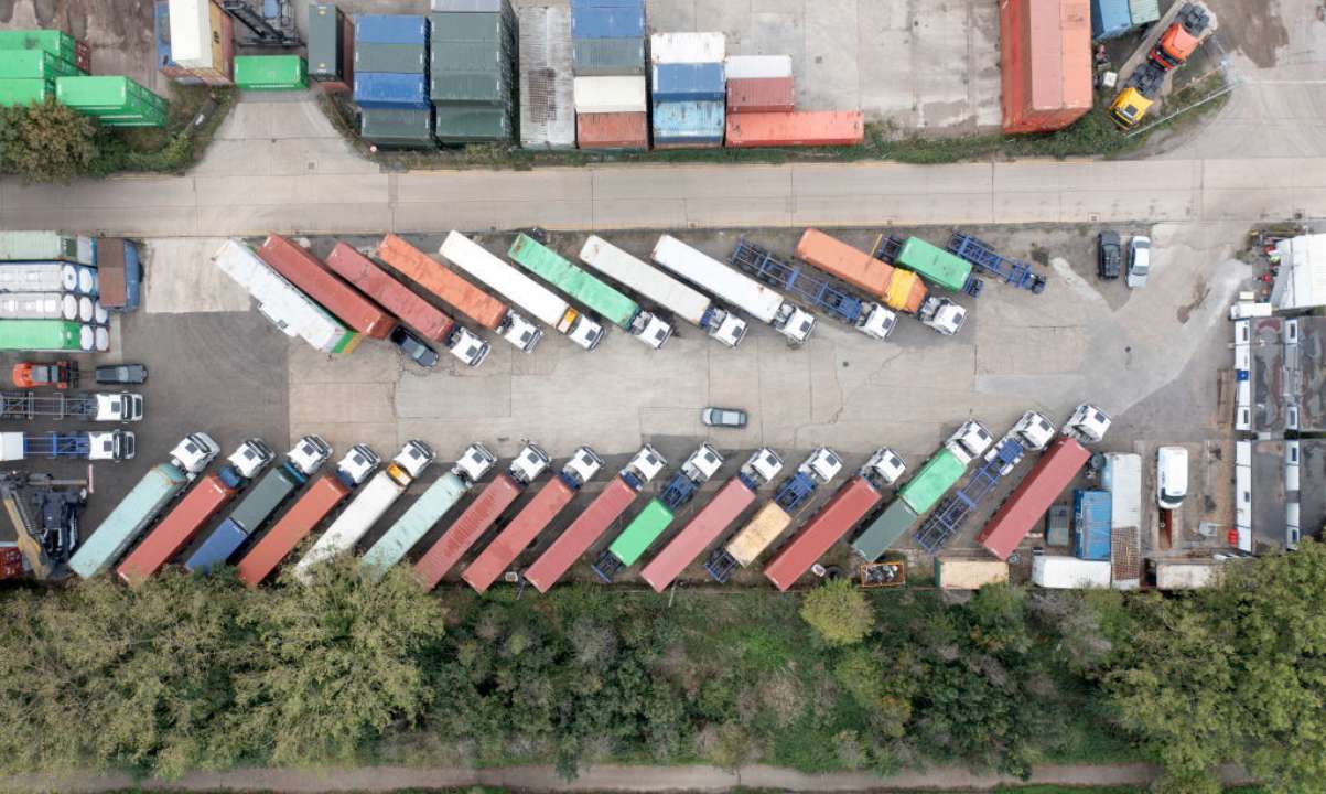 У Держмитслужбі повідомили, скільки часу комерційні транспортні засоби можуть перебувати на території України/Фото: Chris Gorman/Getty Images Вантажівки на паркінгу