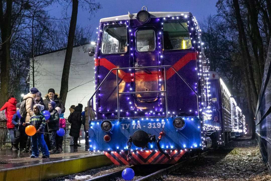 Стартував зимовий сезон руху поїздів на дитячих залізницях у Києві та Дніпрі Стартував зимовий сезон руху поїздів на дитячих залізницях у Києві та Дніпрі