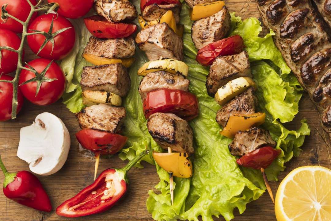 Вкусный и полезный шашлык в мультипечи / Фото: freepik Вкусный и полезный шашлык в мультипечи: быстрый рецепт для каждого дня
