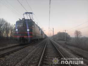 На Харківщині загинула жінка, почергово збита двома складами / Фото: ГУНП На Харківщині загинула жінка, почергово збита двома складами / Фото: ГУНП