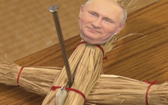 В Японских храмах развешивают куклы вуду путина/Фото: скриншот В Японских храмах развешивают куклы вуду путина/Фото: скриншот