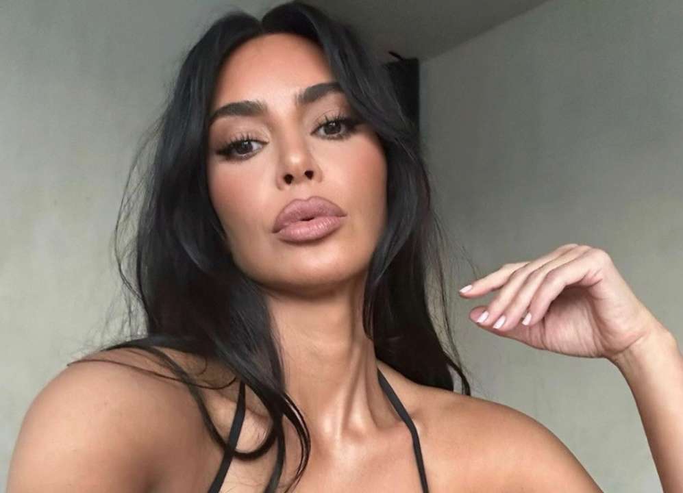 "Где средний палец?": Ким Кардашьян показала фото в купальнике, а фанаты затравили ее за фотошоп